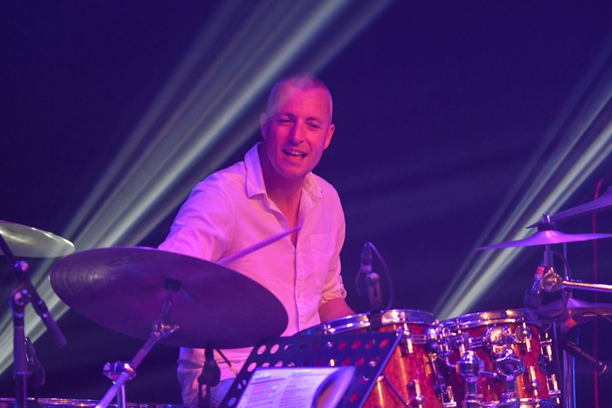 Quentin Breyton en concert à la batterie
