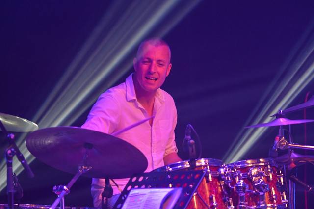 Quentin Breyton en concert à la batterie