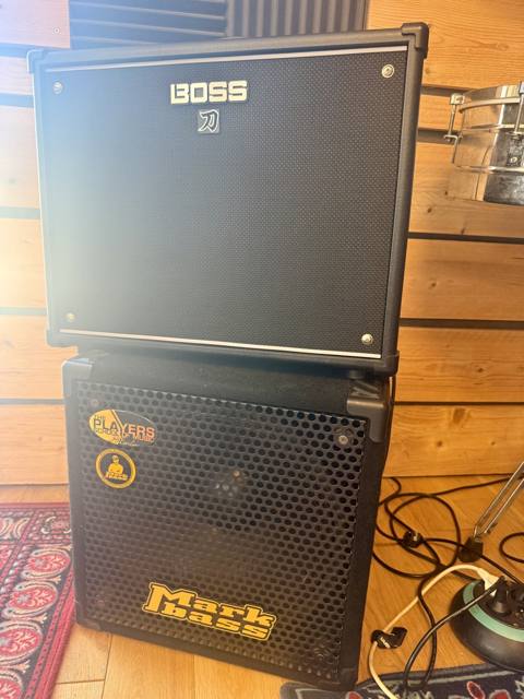 Amplis Boss et Markbass