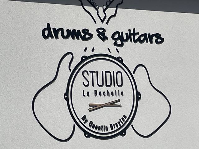 Logo Drums & Guitars au studio