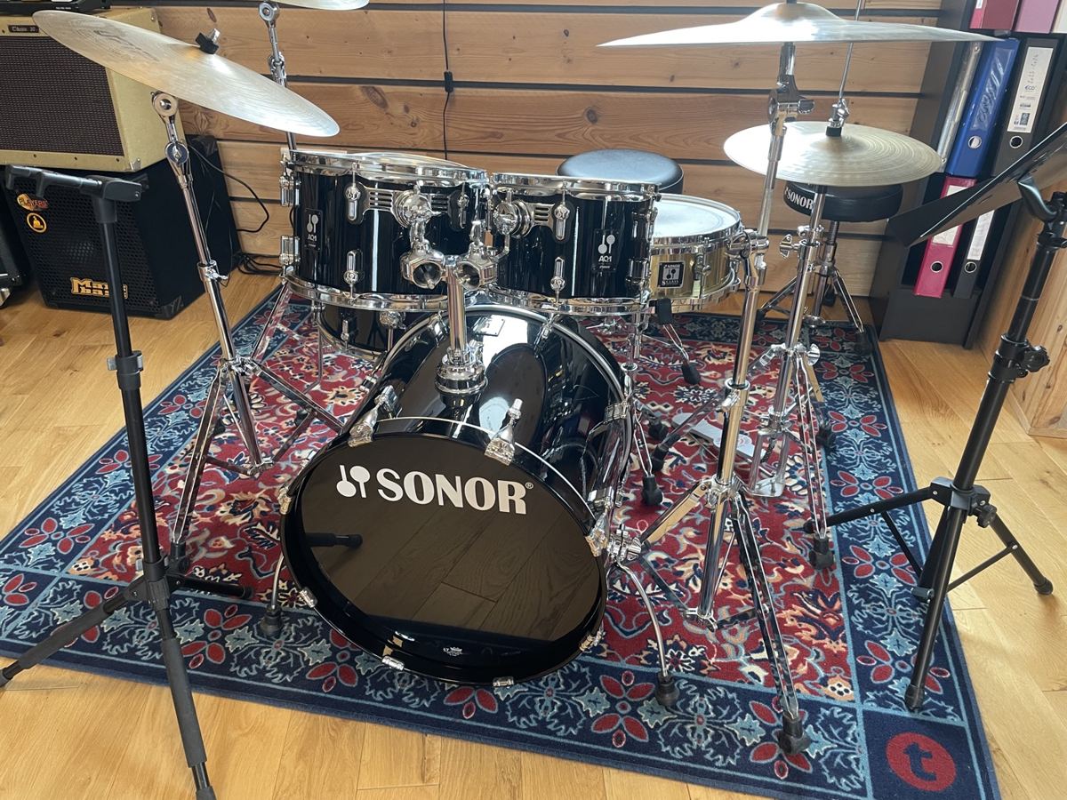 Batterie Sonor en salle de répétition